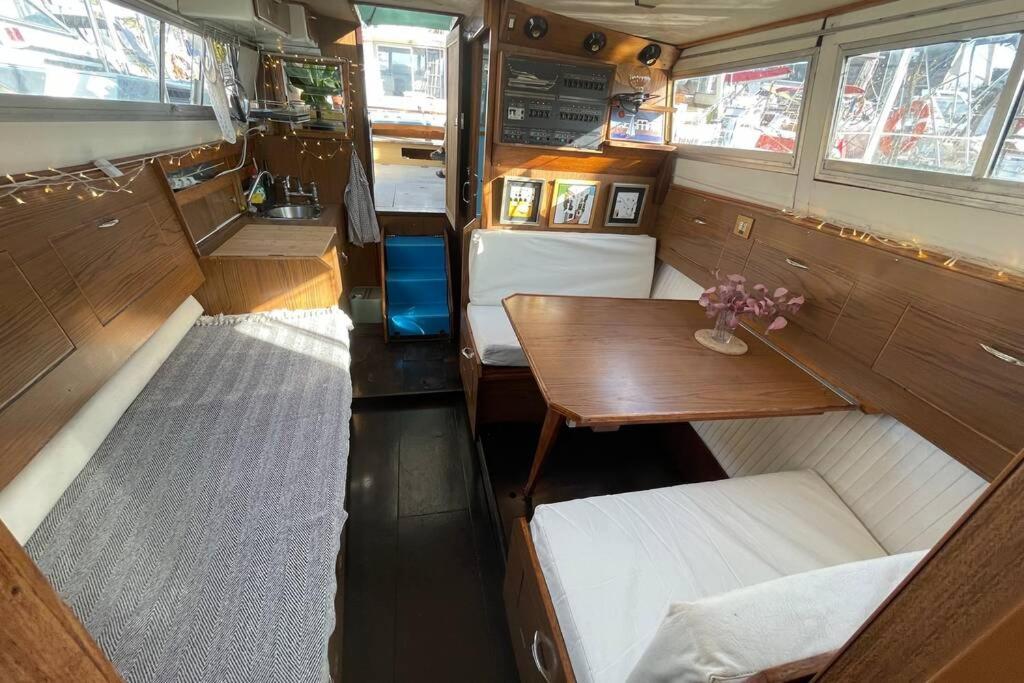 Beautiful 70S Vintage Yacht Boat In Barcelona Sant Adria de Besos Exterior foto