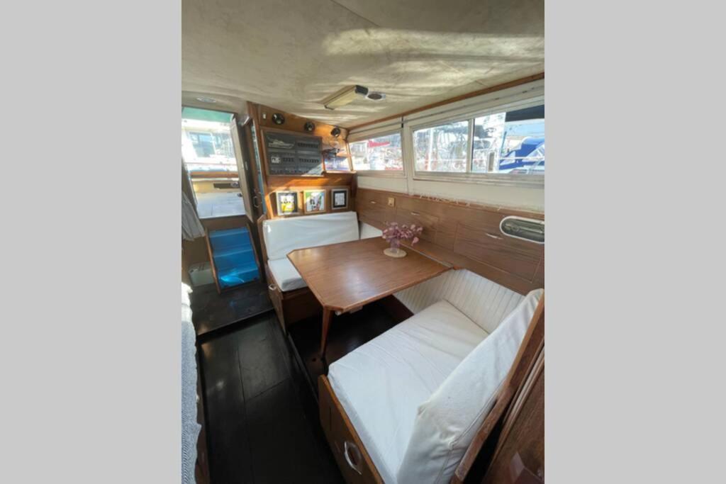 Beautiful 70S Vintage Yacht Boat In Barcelona Sant Adria de Besos Exterior foto